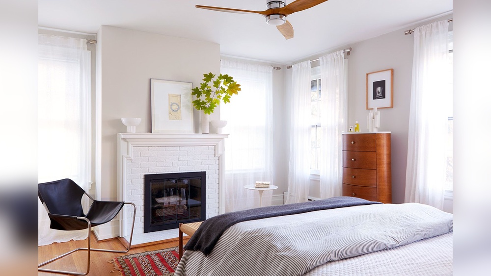 How to Decorate a Bedroom With a Fireplace