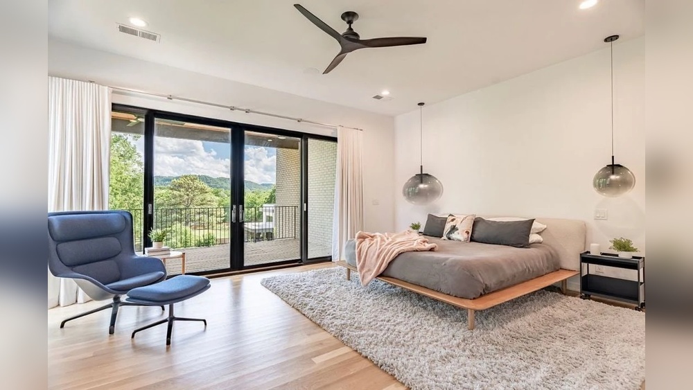 How to Decorate a Bedroom With a Sliding Glass Door
