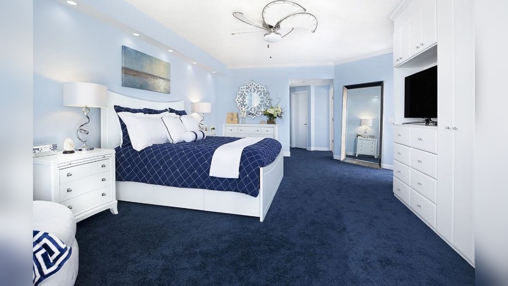 How to Decorate a Bedroom With Blue Carpet