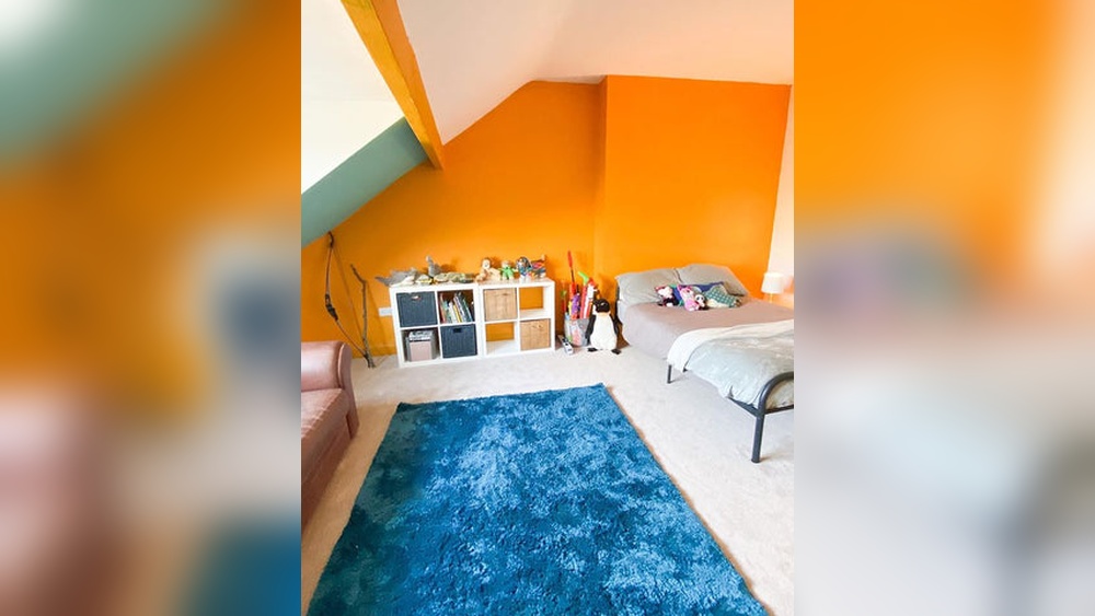 How to Decorate a Bedroom With Orange Walls