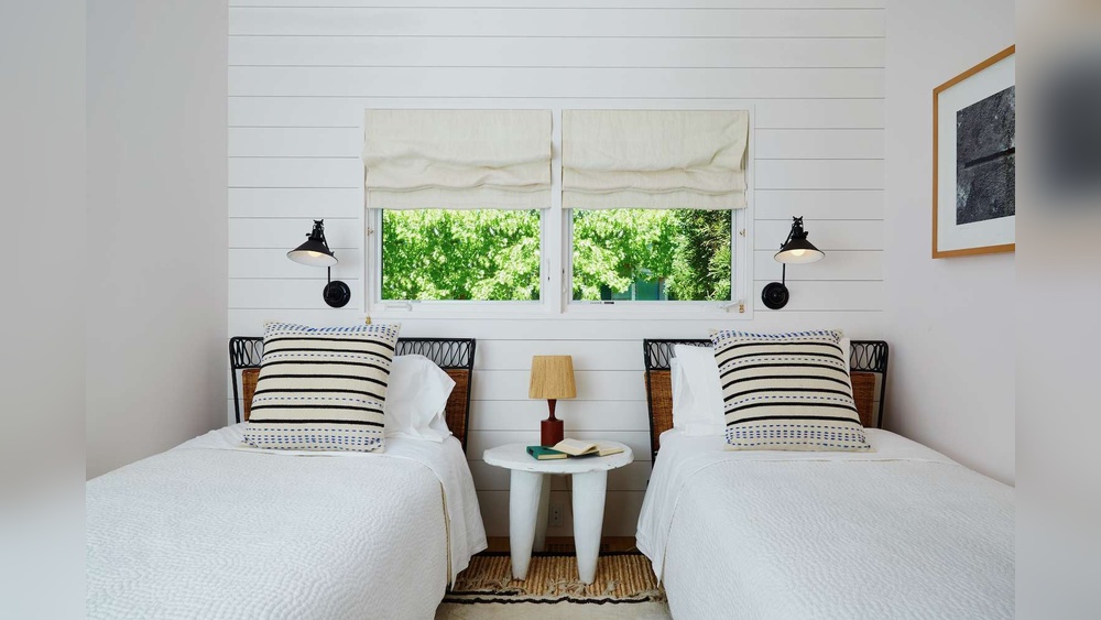 How to Decorate a Bedroom With Two Beds