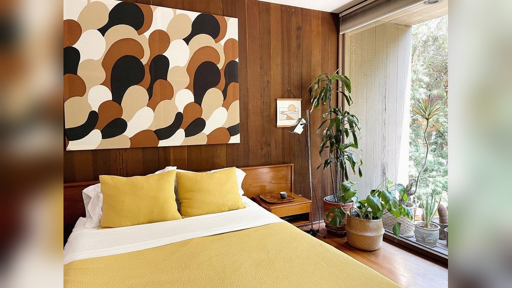 How to Decorate a Bedroom With Wood Paneling
