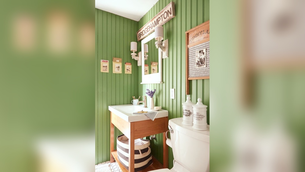 How to Decorate a Green Bathroom