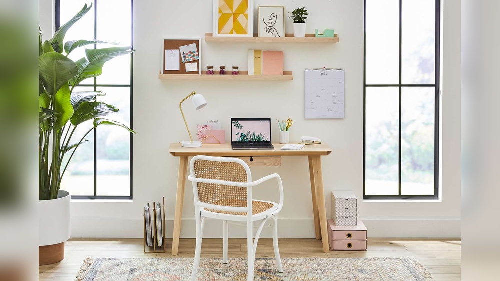 How to Decorate Office Desk at Home