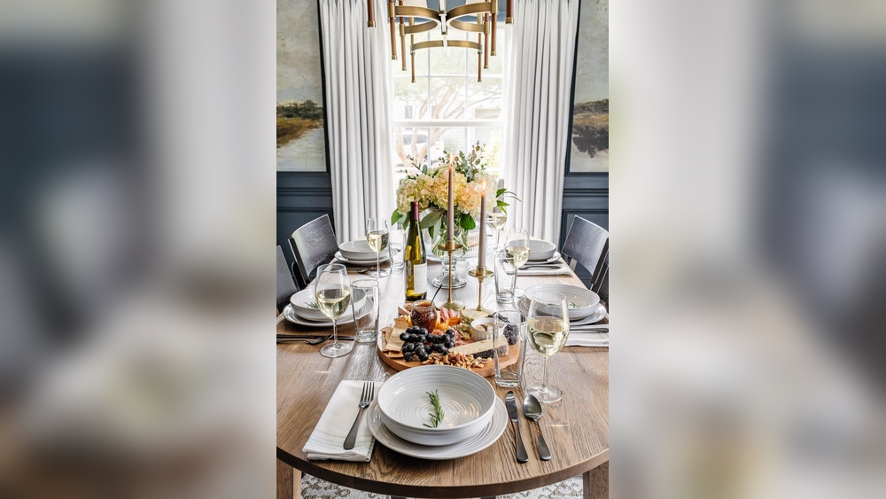Simple Dining Room Table Decor