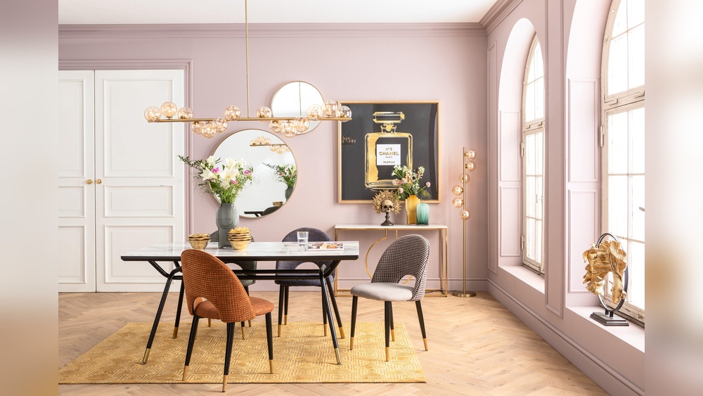 How Do You Decorate around Mirrors in a Dining Room