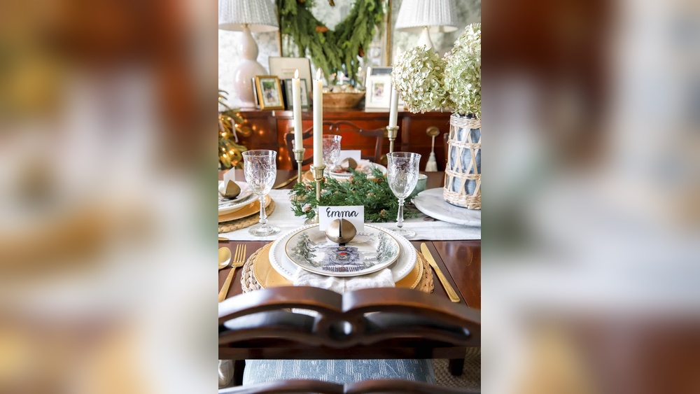 How to Decorate a Christmas Dining Room Table