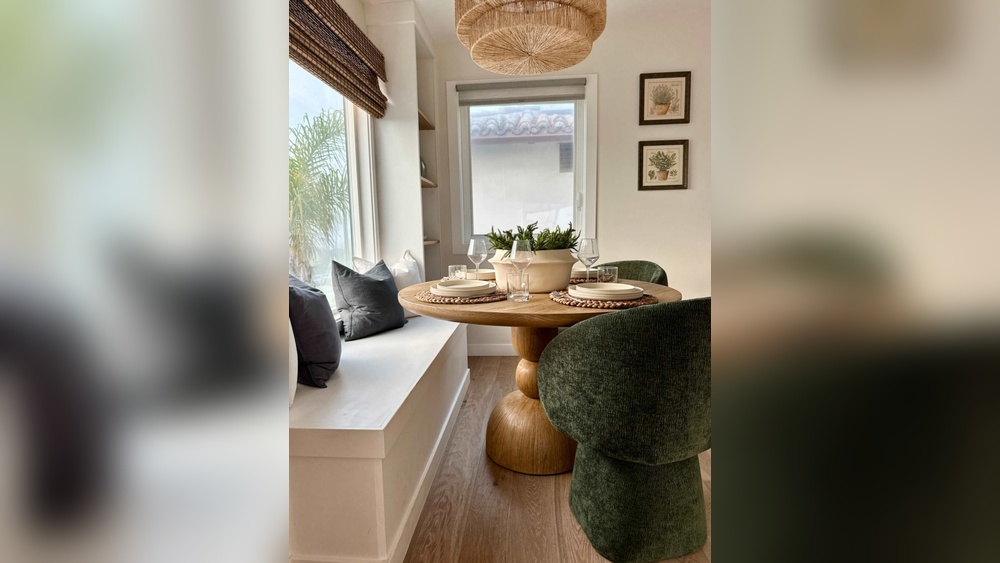 How to Decorate a Circle Dining Tablr