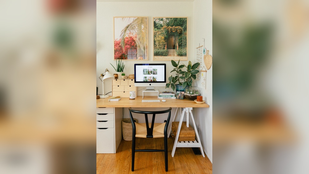 How to Decorate a Desk in a Bedroom