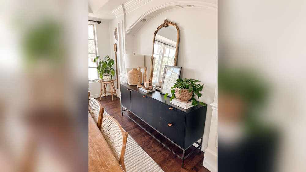 How to Decorate a Dining Room Console