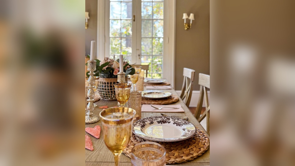 How to Decorate a Dining Room Table With Plates