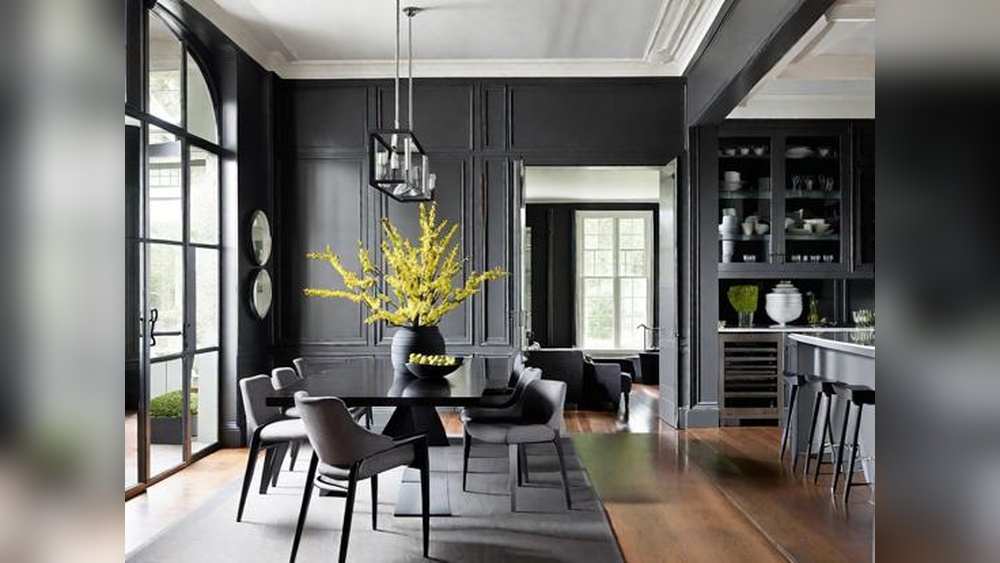 How to Decorate a Dining Room With Black Furniture