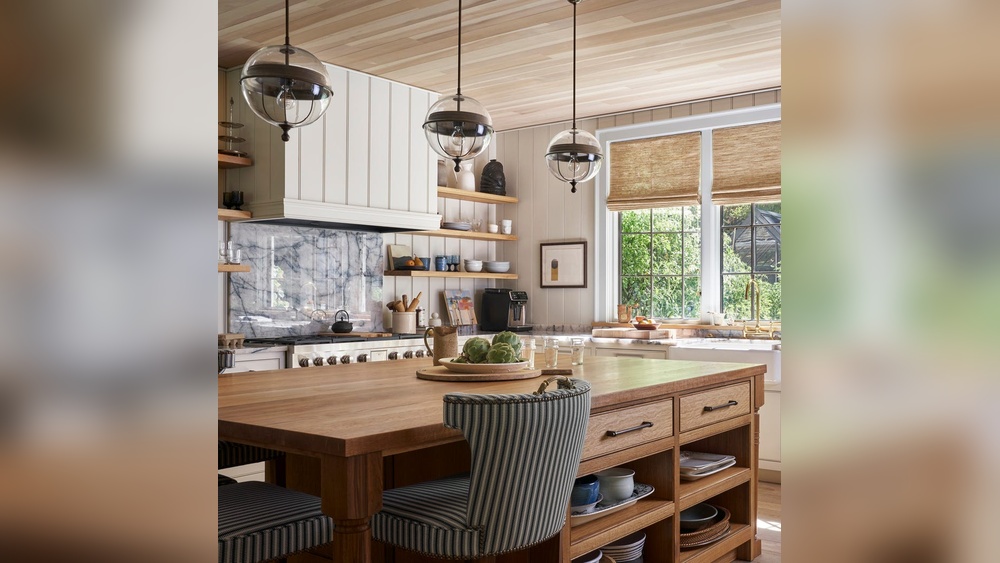 How to Decorate a Dining Table Country Style