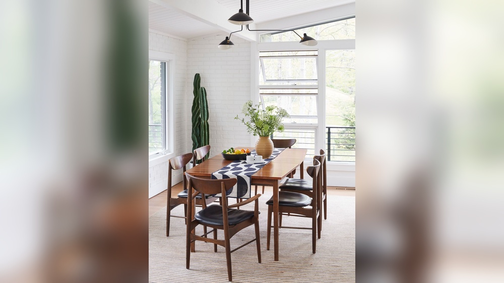 How to Decorate a Rectangular Dining Room