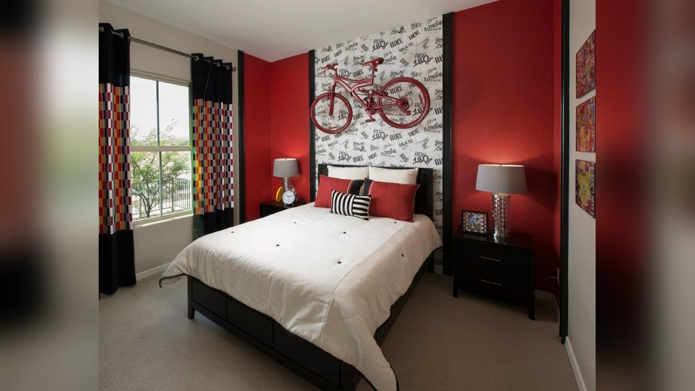 How to Decorate a Red Bedroom