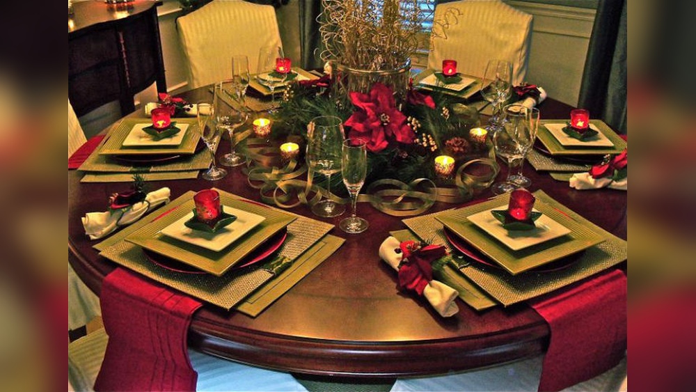 How to Decorate a Round Dining Room Table for Christmas