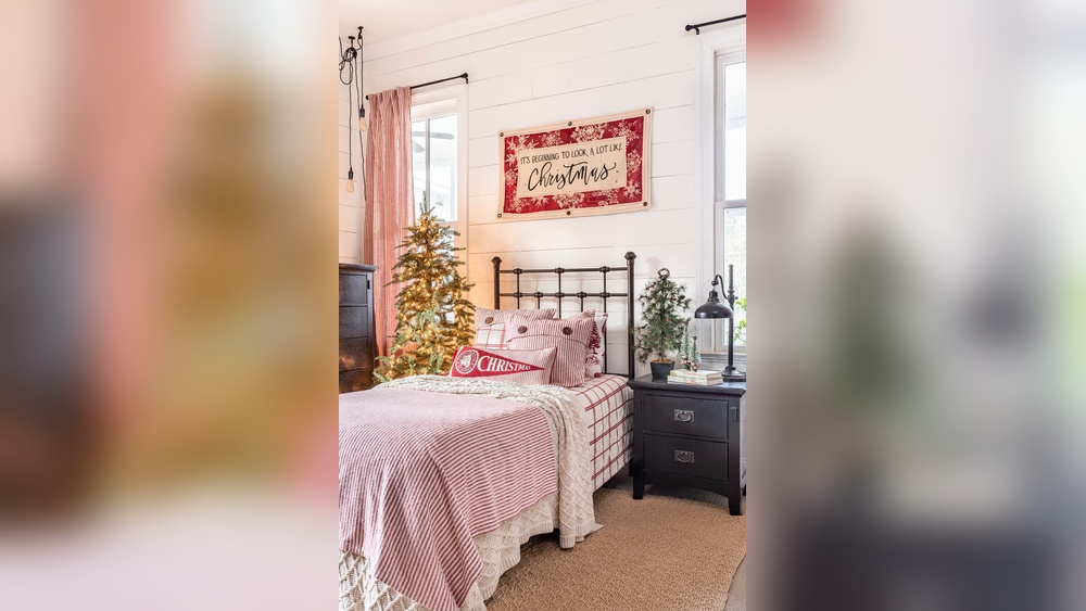 How to Decorate a Small Bedroom for Christmas