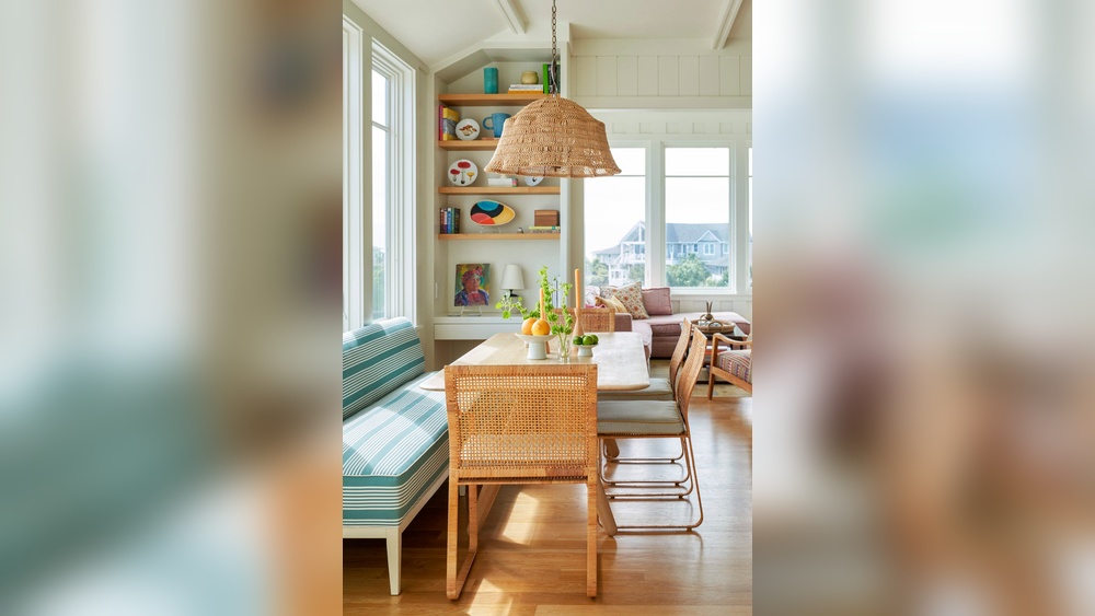 How to Decorate a Small Dining Room Space