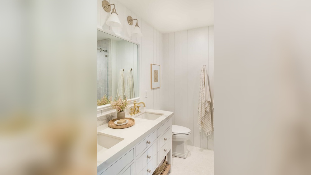 How to Decorate a Small Master Bathroom