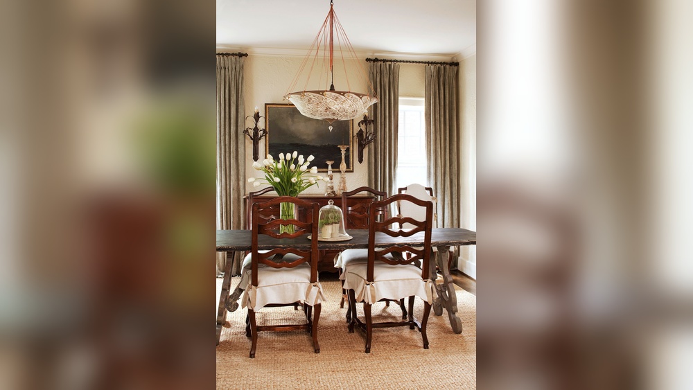 How to Decorate a Traditional Dining Room Table