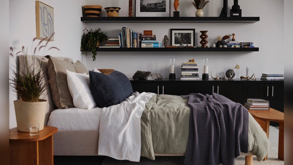 How to Decorate Bare Wall in Bedroom