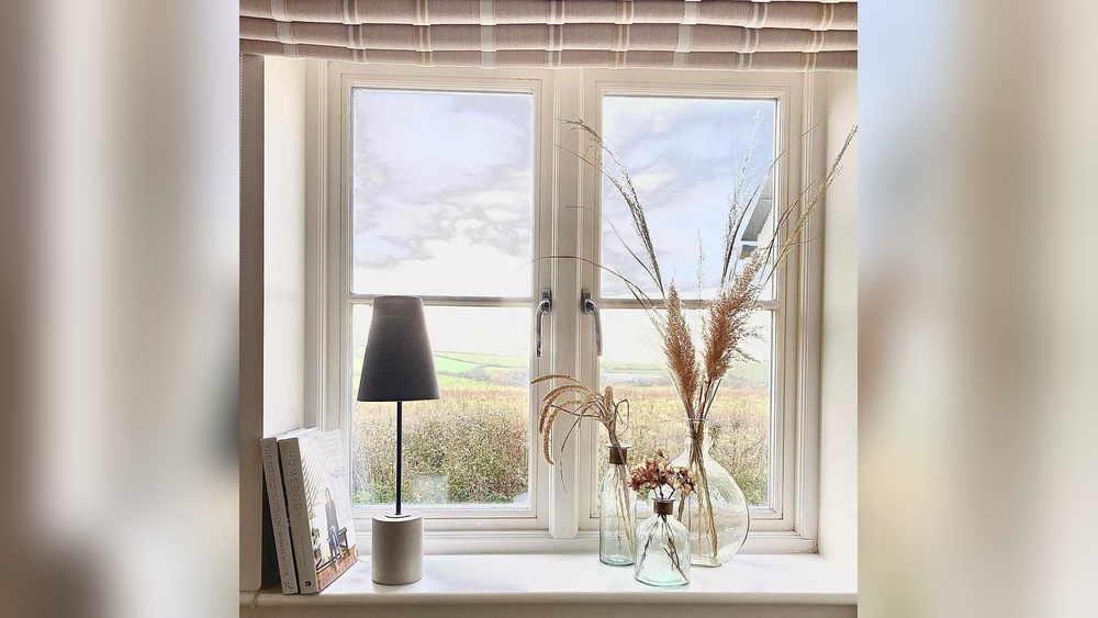 How to Decorate Bedroom Window Sill