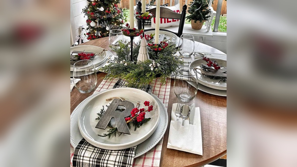 How to Decorate Round Dining Table for Christmas