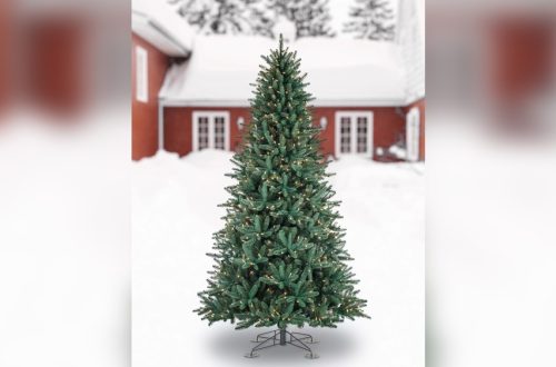 How Long Will an Artificial Christmas Tree Last Outside