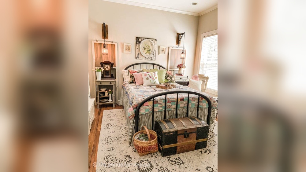 How to Decorate a Antique Bedroom