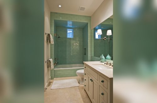 How to Decorate a Bathroom With a Green Tub