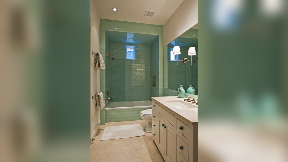 How to Decorate a Bathroom With a Green Tub