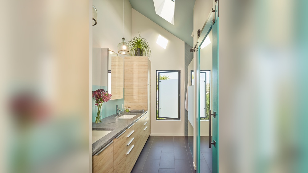 How to Decorate a Bathroom With Cathedral Ceilings