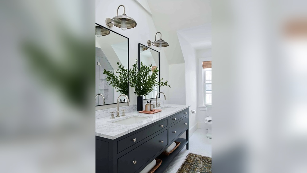 How to Decorate a Bathroom With Double Sinks