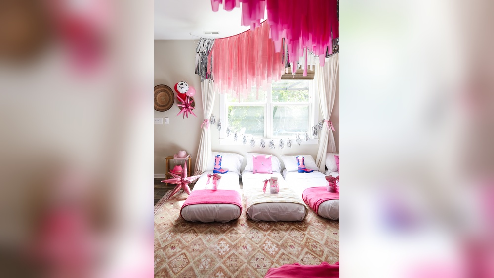 How to Decorate a Bedroom for a Sleepover