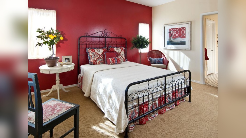 How to Decorate a Bedroom With Red Walls