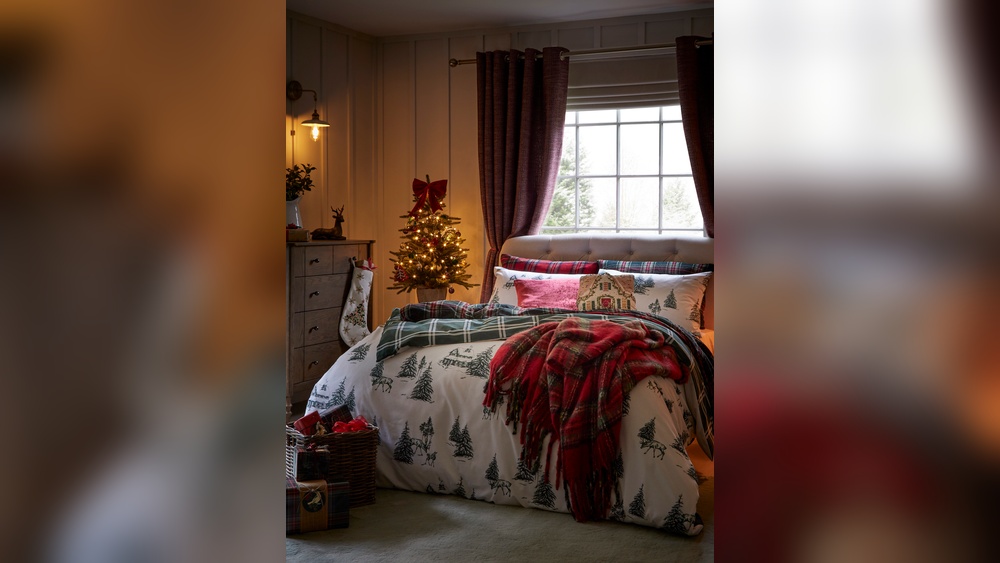 How to Decorate a Christmas Bedroom