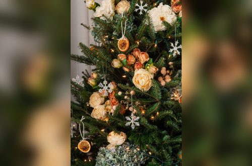 How to Decorate a Christmas Tree With Artificial Flowers