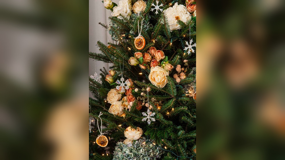 How to Decorate a Christmas Tree With Artificial Flowers