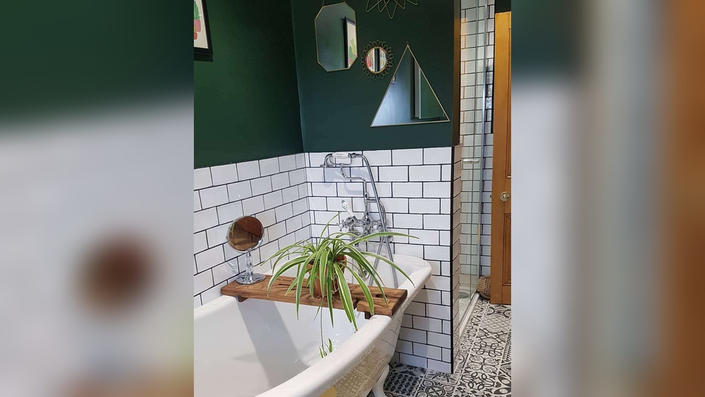 How to Decorate a Green White Bathroom