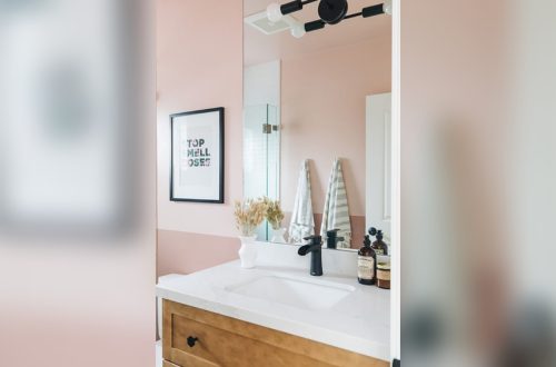 How to Decorate a Light Pink Bathroom