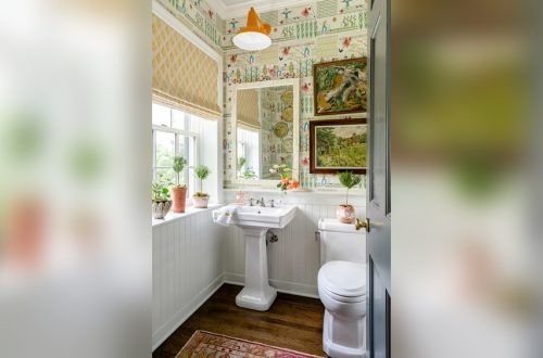How to Decorate a Modern Maximalist Bathroom