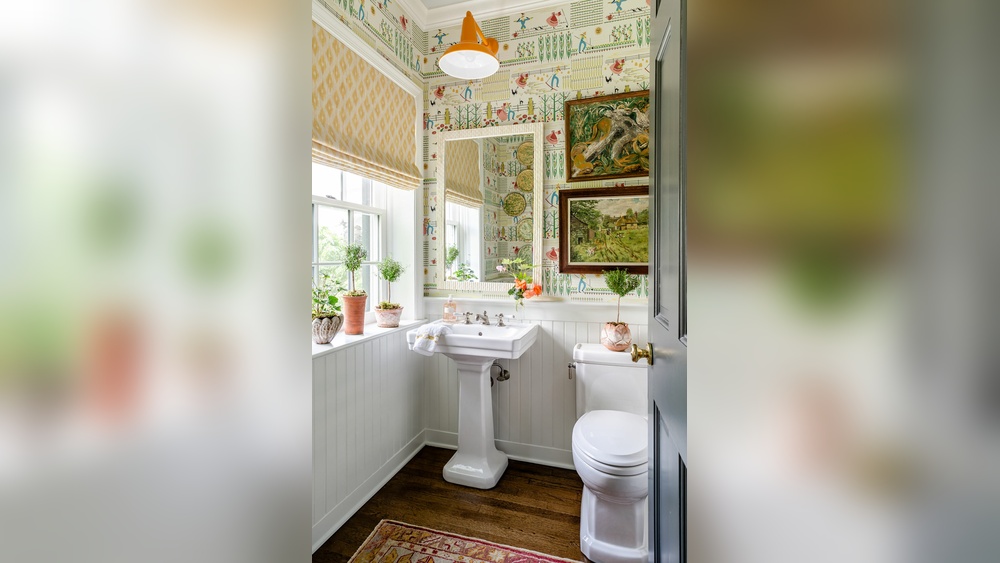 How to Decorate a Modern Maximalist Bathroom
