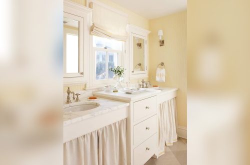 How to Decorate a Pale Yellow Bathroom