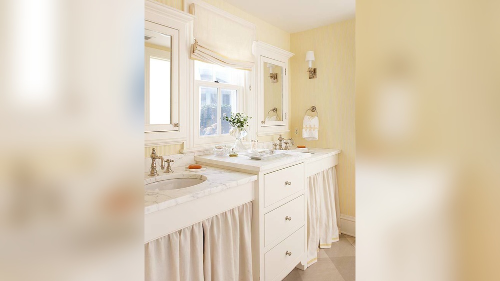 How to Decorate a Pale Yellow Bathroom