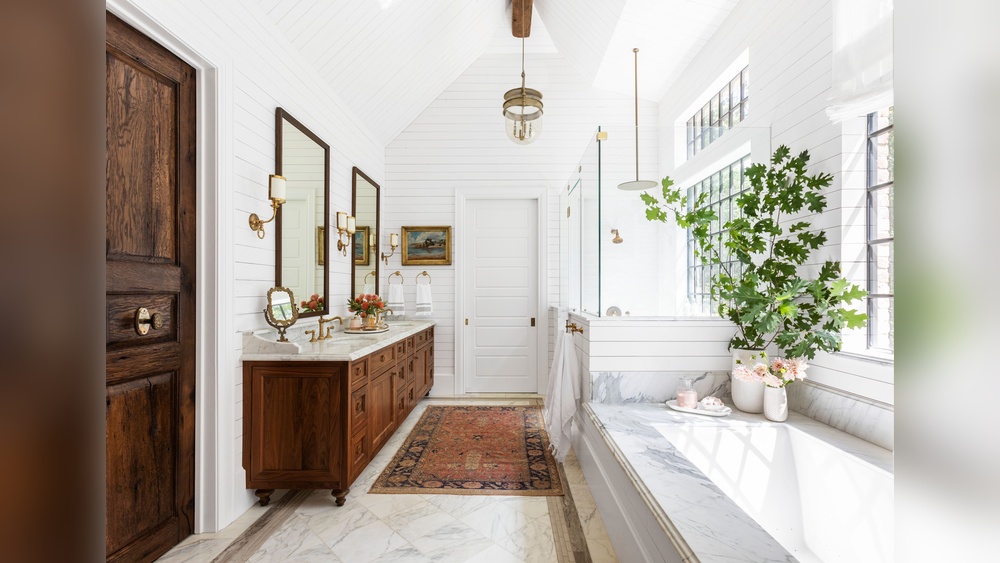 How to Decorate a Rustic Bathroom