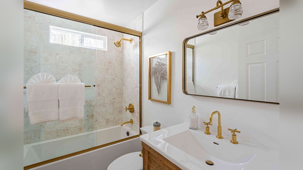 How to Decorate a Small Apartment Bathroom on a Budget