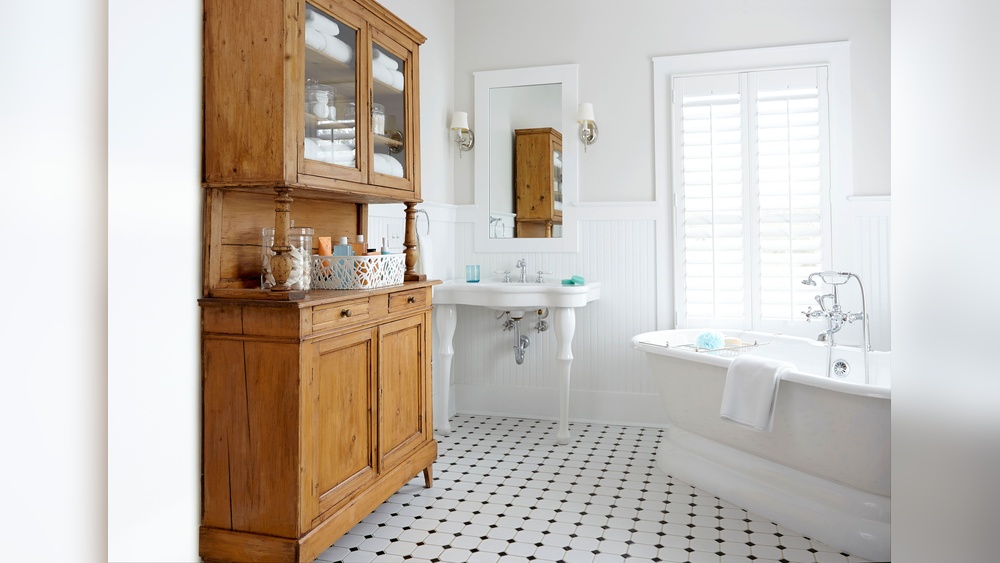 How to Decorate a Small Bathroom Country Style