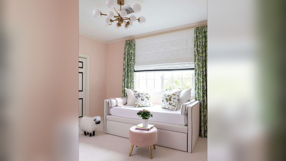 How to Decorate a Small Bedroom With a Daybed