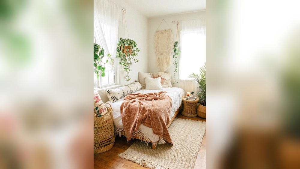 How to Decorate a Small Bedroom With a Queen Bed