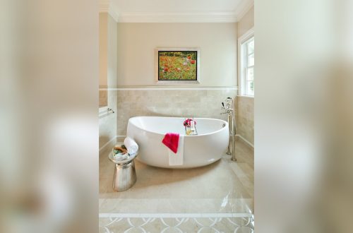 How to Decorate a Small Table in the Bathroom